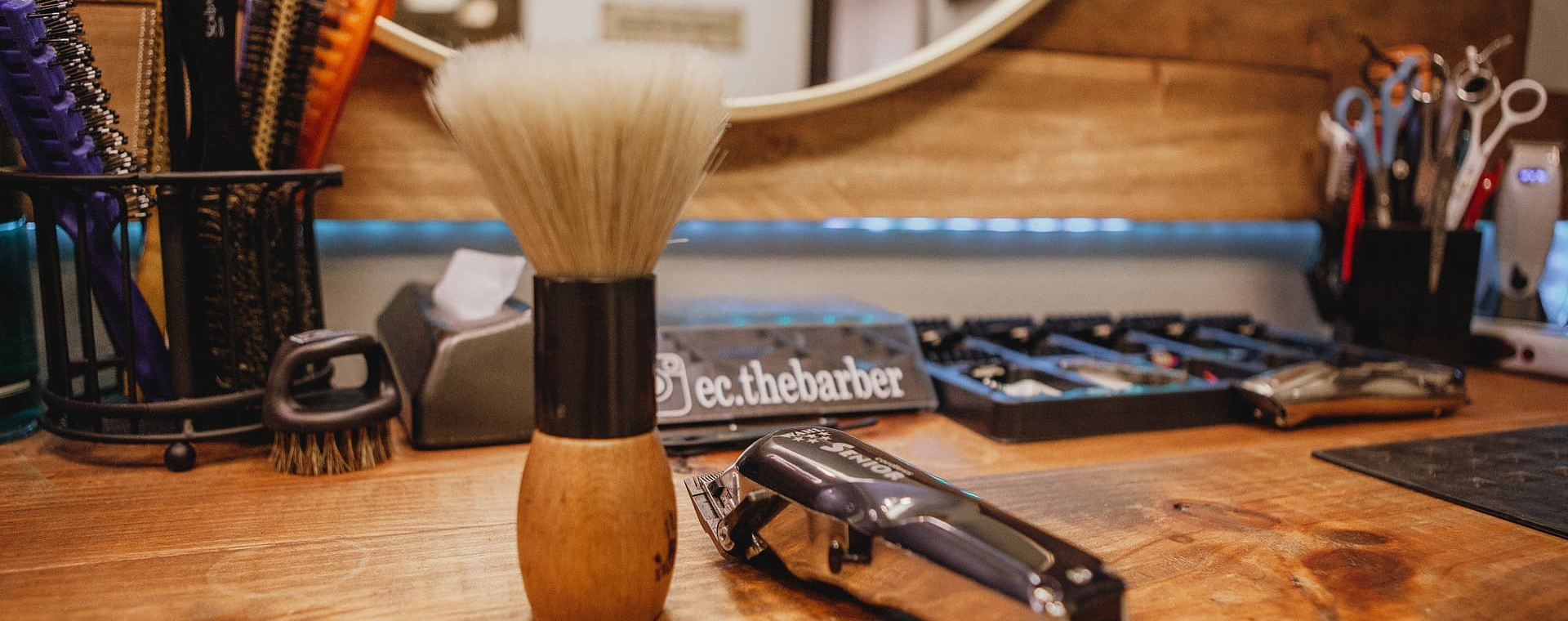 foto interna de uma barbearia