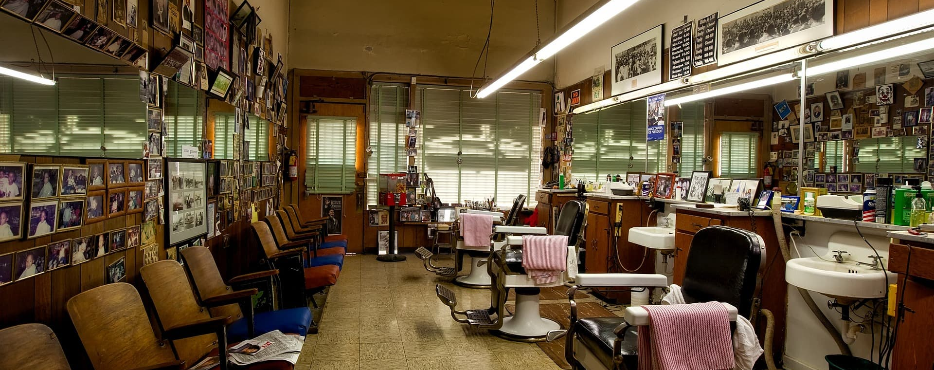 foto interna de uma barbearia